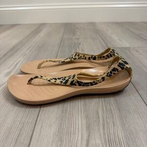 Crocs Sexi Serena Flip Sandals Womens 7 Leopard Print Tan T-Strap Flat Shoes